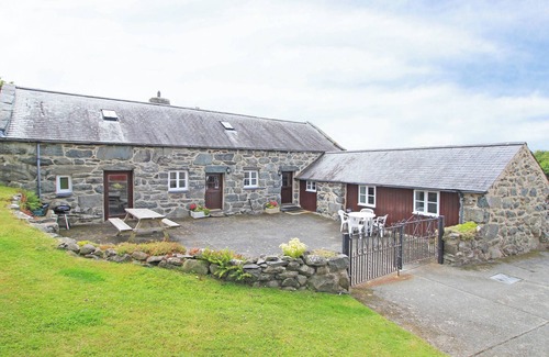 Llanbedr Cottage | Y BEUDY (THE OLD BYRE), pet friendly, with a garden in Llanbedr
