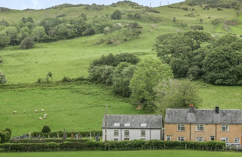 Tywyn House | Y BWTHYN, pet friendly, with a garden in Bryncrug