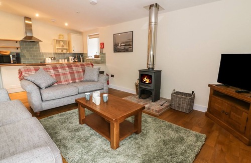 Borth Cottage | Y FELIN - MOANA, pet friendly, with hot tub in Borth