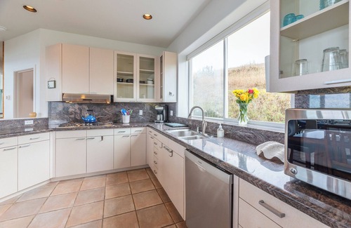 Dillon Beach House | Yacht Club: Gorgeous Beach House with Ocean Views!Avail for Month at a time!