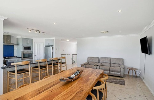 Ledge Point House | Yakkan Lodge Holiday Home