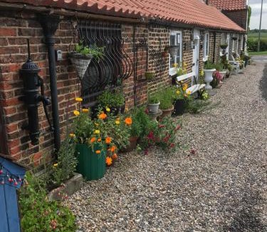 Yarm House | Yarm cottages byre/paddock