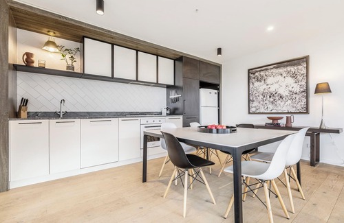 Abbotsford Condo | Yarra River Splendour In Stylish Penthouse Getaway