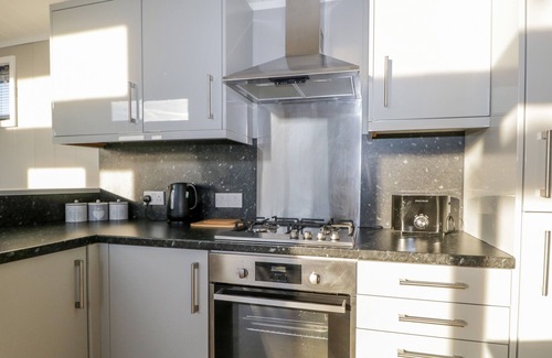 South Lakeland Leisure Village Cottage | YEALAND 36, pet friendly, with hot tub in Tewitfield