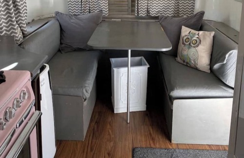 South Salt Lake Cottage | Year round: 1959 Airstream Shiny Tiny Home HOT TUB