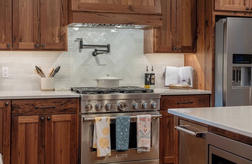 Pateros House | Year-Round AdventurenRiverfront 4-bedroom retreat with 2 king suites