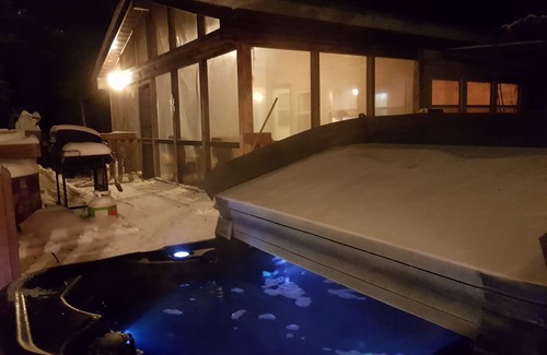 Victoria Beach House | Year Round Cabin Victoria Beach! Hot tub,Isolated Quiet escape your worries