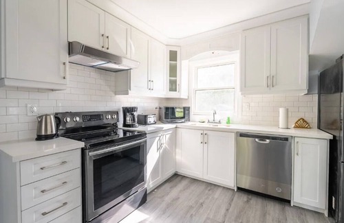 Dunnville Cottage | Year-Round Comfort – Firepit, Foosball, Piano, BBQ