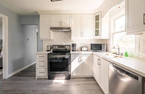 Dunnville Cottage | Year-Round Comfort – Firepit, Foosball, Piano, BBQ