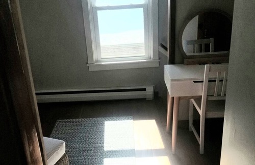 Portsmouth Cottage | Year-round Newly Renovated Waterfront Cottage on Blue Bill Cove. Fall Specials!
