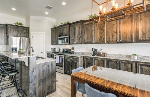 Iona House | Year-Round Outdoor Fun: Spacious Retreat in Iona