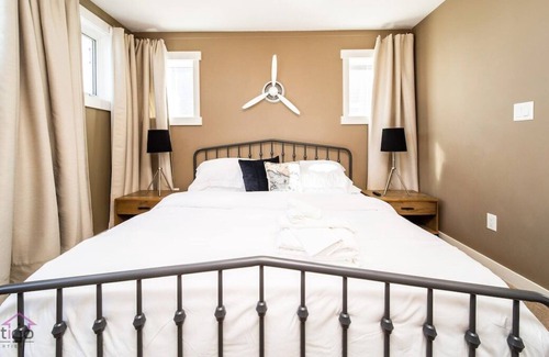 Leduc House | YEG SkyLounge | 10min to Airport | King Bed | WiFi