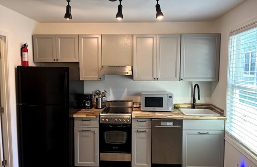 West End House | Yellow Door Retreat: LOW PET FEE-Minutes to Dwntwn