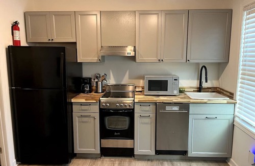 West End House | Yellow Door Retreat: LOW PET FEE-Minutes to Dwntwn
