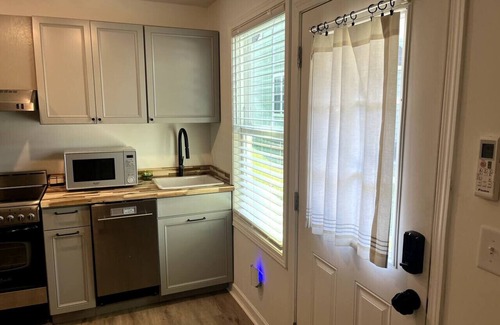 West End House | Yellow Door Retreat: LOW PET FEE-Minutes to Dwntwn