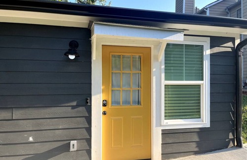 West End House | Yellow Door Retreat: LOW PET FEE-Minutes to Dwntwn
