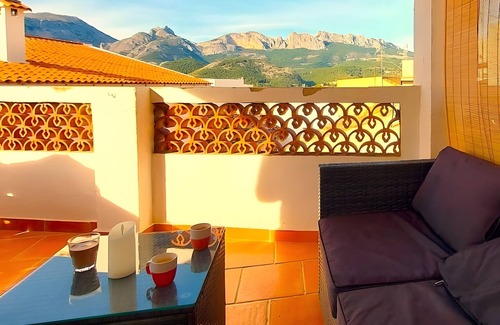 Callosa d' En Sarria House | Yellow House with WiFi and Air Conditioning