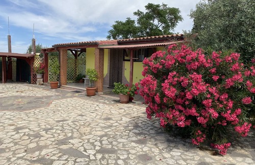 Principina Terra Villa | YELLOW HOUSE-GRACEFUL COTTAGE WITH POOL AND GARDEN 6 MINU.MAREA