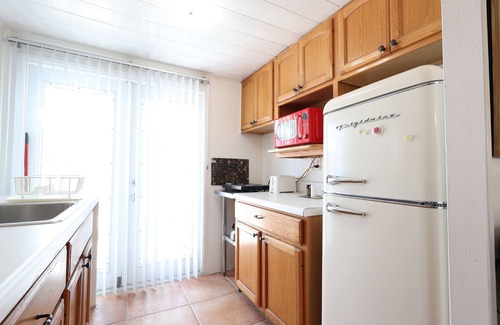 Siesta Key Village Cottage | Yellow Palm Cottage steps from the beach