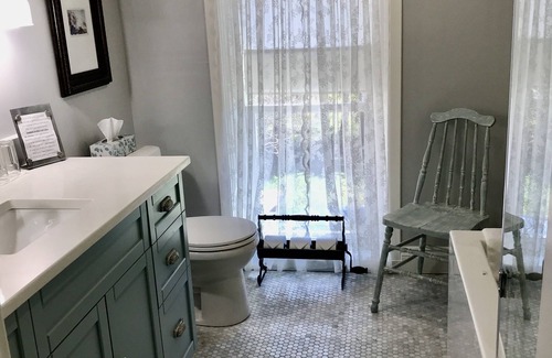 Bloomfield Bed & Breakfast | YELLOW ROOF B&B - In The Heart Of Prince Edward County, 1 Night Stays Welcome