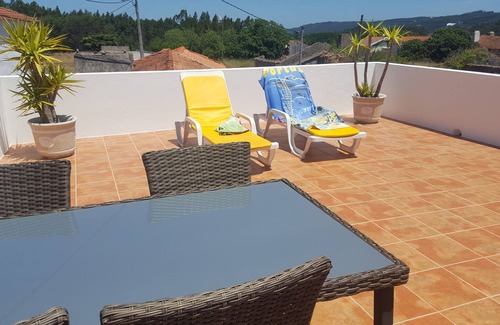 Famalicao Cottage | Yellow Rustic Cottage - close to Beach