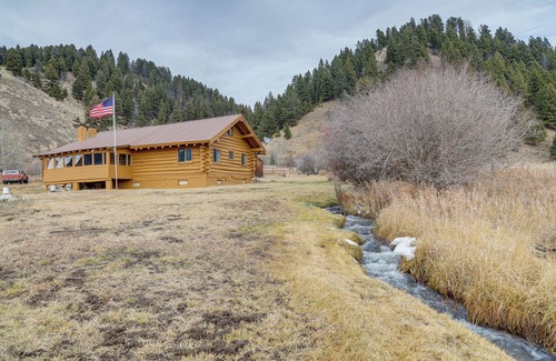 Big Sky Cottage | Yellowstone Cabin Getaway Near National Park