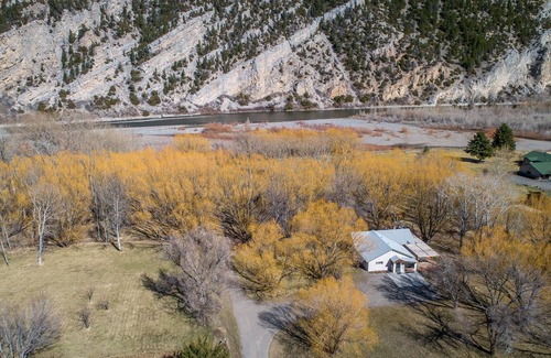 Livingston Cabin | Yellowstone Cabin on 4 acres: Sleeps 8, river access & Pets ok!