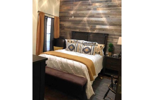 North by Northwest House | ~ Yellowstone ~ Close to Texas Tech ! 🟥👆🏻⬛️ ✨Cute 2 Bed & 1 bath✨