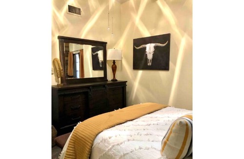 North by Northwest House | ~ Yellowstone ~ Close to Texas Tech ! 🟥👆🏻⬛️ ✨Cute 2 Bed & 1 bath✨