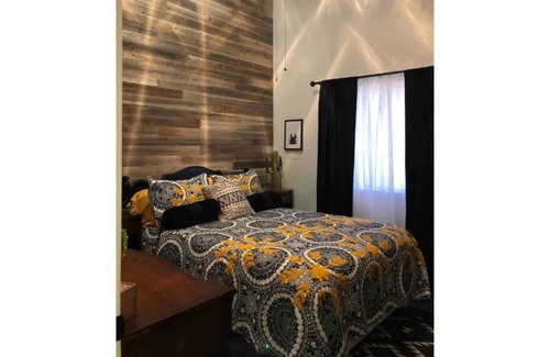 North by Northwest House | ~ Yellowstone ~ Close to Texas Tech ! 🟥👆🏻⬛️ ✨Cute 2 Bed & 1 bath✨