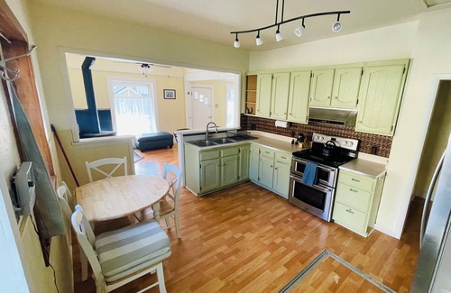 Gardiner House | Yellowstone is open! Stay with park views: 2-bedroom house, WiFi, Gardiner, MT