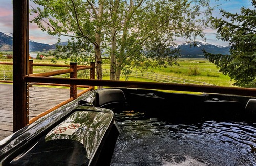 Livingston House | Yellowstone Log Chalet: Sleeps 10 with Hot Tub & Stunning Mountain Views!