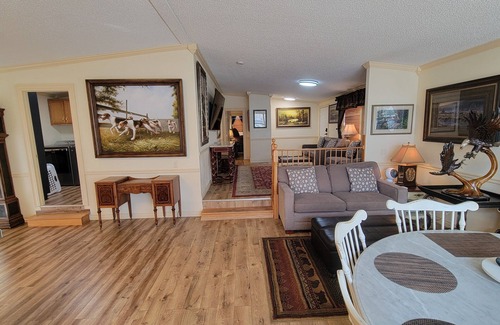 Gardiner House | Yellowstone Riverside 3 Bedrooms 2.5 Bathroom Home with Panoramic Park Views