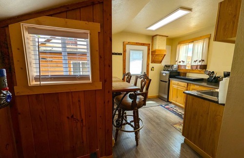 Gardiner Cabin | Yellowstone's Treasure Cabin #5, few min drive to Yellowstone's North Entrance