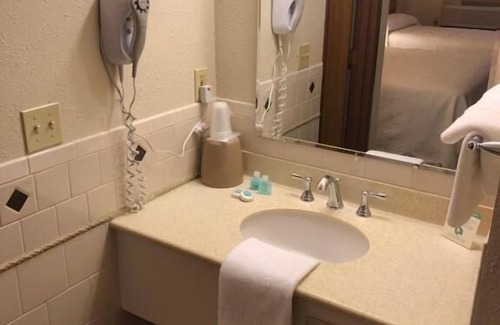 Gardiner Hotel | Yellowstone Village Inn and Suites