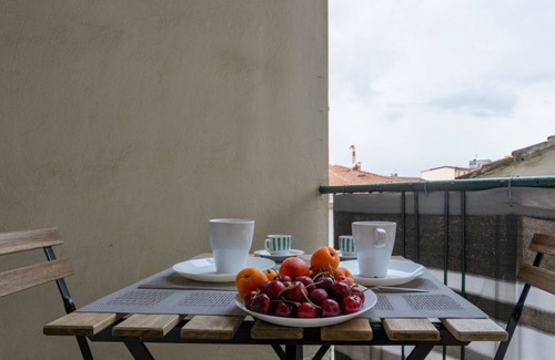 Pisa City Centre Apartment | Yellowsunny Apartment with Two Balconies