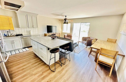 Incline Village Apartment | Yes, We Have AC – Unlike Most Tahoe Rentals! Remodeled 2 BR/2 BA W/3 Queen & 3 T