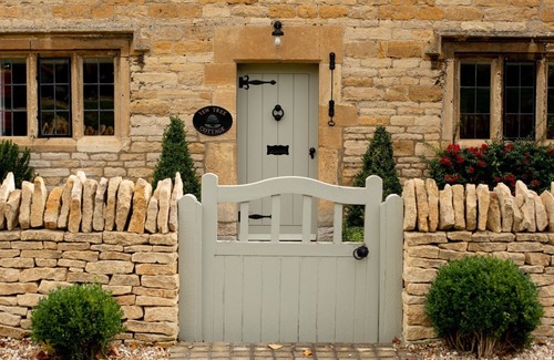 Longborough Cottage | Yew Tree Cottage - sleeps 8 guests in 4 bedrooms