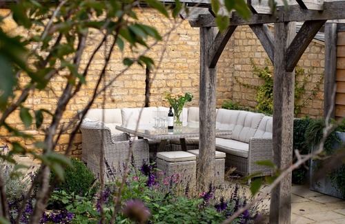 Longborough Cottage | Yew Tree Cottage - sleeps 8 guests in 4 bedrooms