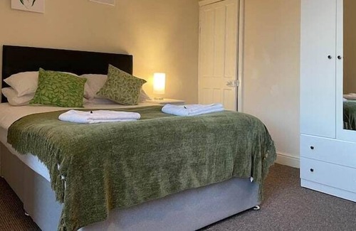 Doncaster Other | Yew Tree House - 3 bed home sleeping 7, on street parking - perfect for families and contractors