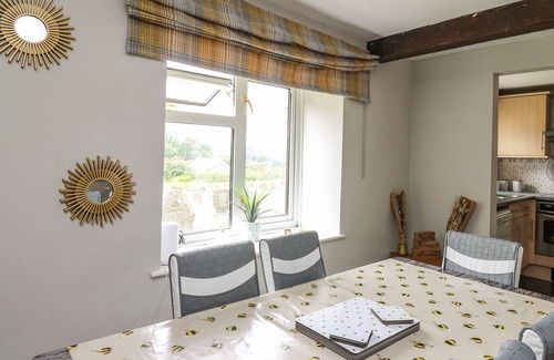 Defynnog Cottage | YEWTREE COTTAGE, pet friendly in Sennybridge