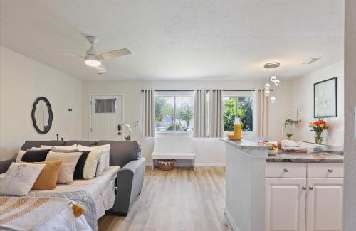 Gainesville House | Ying Yang Suite King Bed Zen Condo