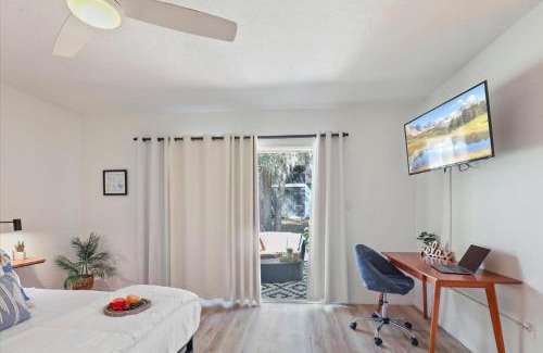 Gainesville House | Ying Yang Suite King Bed Zen Condo