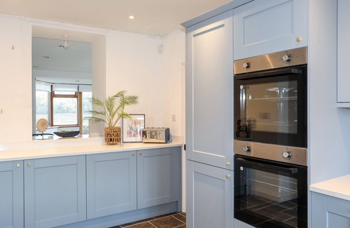 Bangor House | YNYS FAELOG COTTAGE, family friendly, with open fire in Menai Bridge