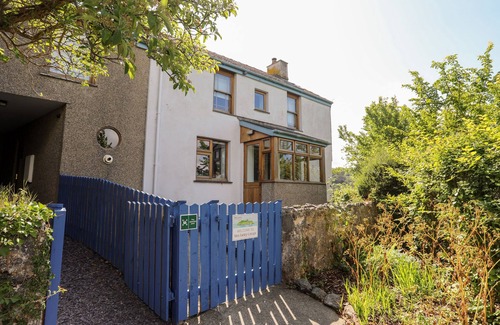 Bangor House | YNYS FAELOG COTTAGE, family friendly, with open fire in Menai Bridge