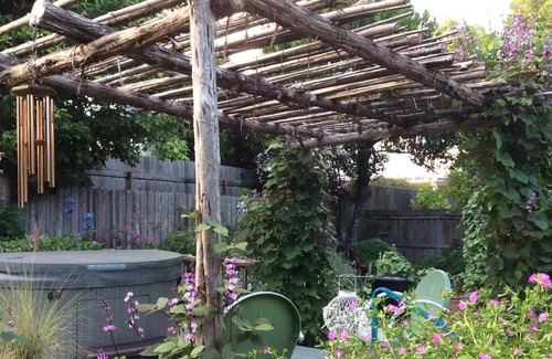 Fredericksburg Cottage | Yo Haus-in Historic District -1 1/2 blocks off W Main-hot tub-screened in porch