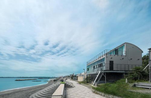 Yokosuka House | Yokosuka Sky Grey -横須賀のビーチフロントベース-