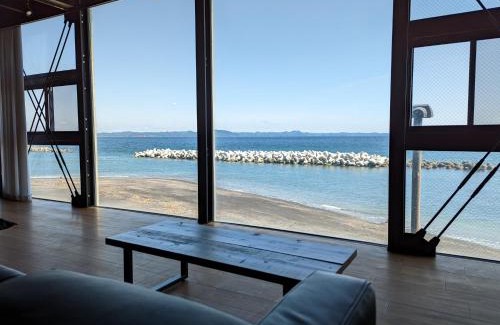 Yokosuka House | Yokosuka Sky Grey -横須賀のビーチフロントベース-