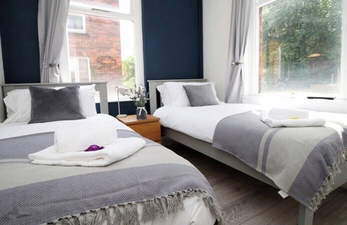 Newport House | York House by Tŷ SA - 6 Bedroom Home in Newport