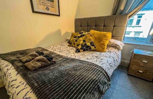 Halifax House | Yorkshire Getaway - Modern Victorian Terrace